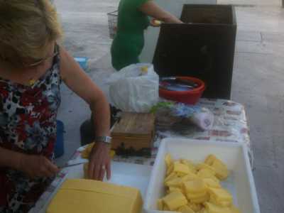 Mariolina, detta Maria la pantofolaia e Anna, la figlia, alle prese con la preparazione delle sgagliozze